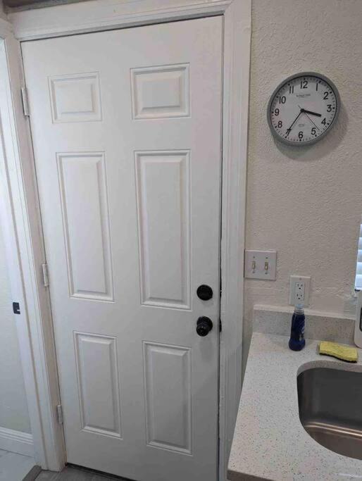 Renovate Large Studio 21-Directly Across Beach St. Pete Beach Dış mekan fotoğraf